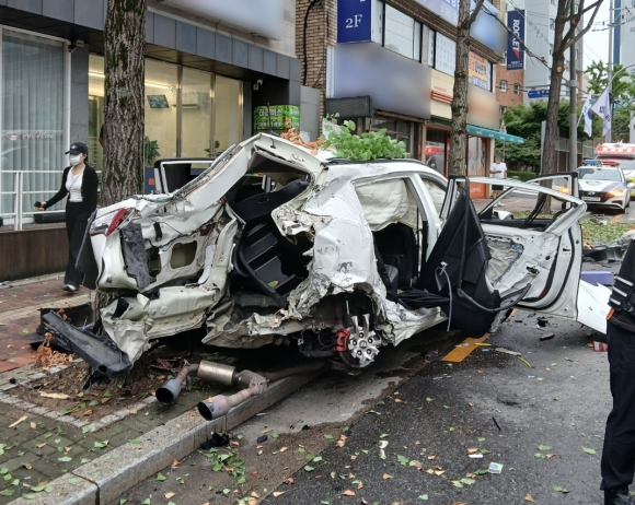 지난달 17일 대구 동구 신천동에서 음주운전 차량이 인도로 돌진해 차량이 형체를 알아볼 수 없을 정도로 부서져 있다. 사진 제공=대구소방안전본부