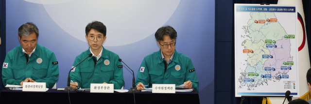 김완섭(가운데) 환경부 장관이 지난달 30일 정부 서울청사에서 기후대응댐 후보지 안에 대한 첫 번째 브리핑을 하고 있다. 연합뉴스