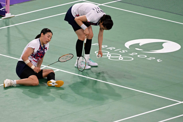 한국 배드민턴 대표팀의 김소영-공희용 조가 2024 파리 올림픽 배드민턴 여자복식 8강전에서 말레이시아 조에 패한 후 코트에서 허탈해 하고 있다. AFP연합뉴스