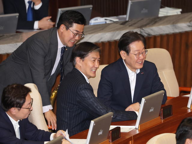 1일 오후 열린 국회 본회의에서 이재명(오른쪽) 전 더불어민주당 대표와 박찬대 원내대표가 조국(가운데) 조국혁신당 대표와 대화하고 있다. 연합뉴스