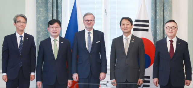 체코 신규 원전 건설 사업 우선협상자 선정과 관련해 파견된 대통령 특사단이 지난달 24일(현지시간) 체코 프라하 총리실에서 페트로 피알라 체코 총리를 만나 윤석열 대통령의 친서를 전달한 뒤 기념촬영을 하고 있다. 홍영기(왼쪽부터) 주체코대사, 성태윤 대통령실 정책실장, 페트로 피알라 체코 총리, 안덕근 산업통상자원부 장관, 황주호 한국수력원자력 사장. 연합뉴스