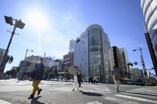 지난달 29일 낮 불볕더위에 양산을 쓰고 걷는 시즈오카현 하마마쓰시의 시민들. 연합뉴스