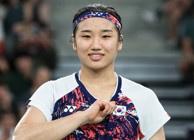 안세영 선수이 28일(한국 시간) 프랑스 파리 라 샤펠 아레나에서 열린 2024 파리올림픽 배드민턴 여자 단식 조별예선에서 불가리아의 칼로야나 날반토바 선수와 맞대결을 펼치고 있다. 뉴스1