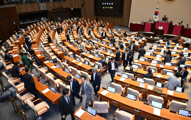 2일 오후 열린 국회 본회의에서 '노란봉투법'(노동조합·노동관계조정법) 필리버스터(무제한 토론을 통한 합법적 의사진행 방해)가 시작되자 야당 의원들이 퇴장하고 있다. 권욱 기자