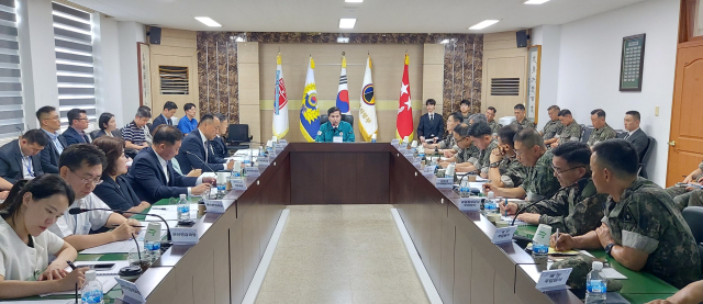 김선호 국방부차관이 2일 육군부사관학교를 방문해 국방부 및 각 군 인사관계관들과 ‘부사관 복무여건 개선 및 획득율 향상’을 위한 토의를 진행하고 있다. 사진 제공=국방부