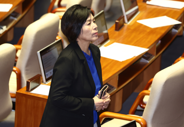 최민희 국회 과학기술정보방송통신위원장이 2일 서울 여의도 국회에서 열린 본회의에서 이진숙 방송통신위원장 탄핵소추안에 대한 표결을 마치고 자리로 향하고 있다. 뉴스1