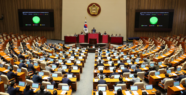 2일 국회 본회의에서 이진숙 방송통신위원회 위원장 탄핵소추안 심의를 위한 의사일정 변경동의의 건이 야당 단독으로 통과되고 있다.