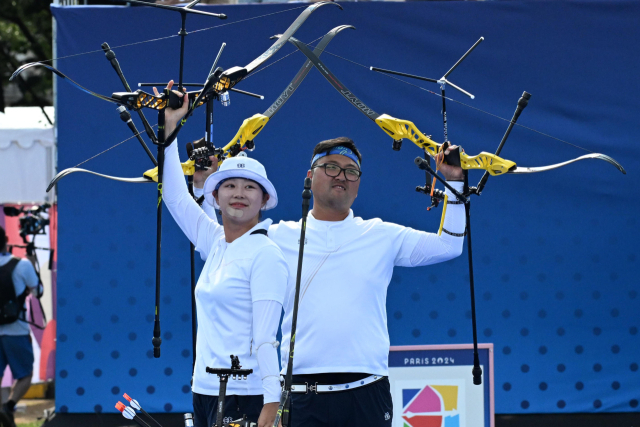 김우진과 임시현이 2일(현지 시간) 프랑스 파리 앵발리드에서 열린 2024 파리 올림픽 양궁 혼성 단체 결승 독일과의 경기에서 승리, 기뻐하고 있다. 파리=성형주 기자