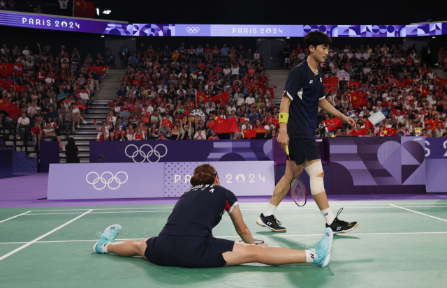 2일 오후(현지 시간) 프랑스 파리 포르트 드 라 샤펠 아레나에서 열린 2024 파리 올림픽 배드민턴 혼합 복식 금메달 결정전에서 김원호-정나은이 중국팀 정쓰웨이-황야충과 경기 도중 숨을 고르고 있다. 파리=성형주 기자