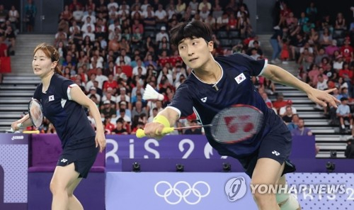 2일(현지시간) 프랑스 파리 라 샤펠 아레나에서 열린 2024 파리올림픽 배드민턴 혼합복식 결승전에서 김원호-정나은 조가 중국 정쓰웨이-황야충 조와 대결하고 있다. 연합뉴스