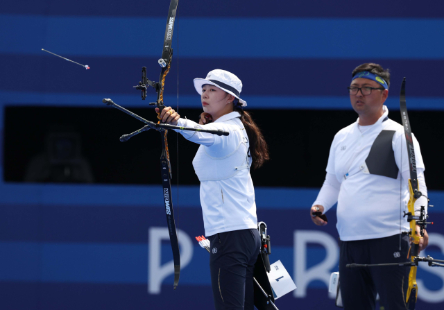 임시현이 2일(현지 시각) 프랑스 파리 앵발리드에서 열린 2024 파리 올림픽 양궁 혼성 단체 8강 대한민국 대 이탈리아 경기에서 활을 쏘고 있다. 파리=성형주 기자