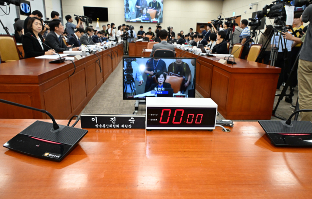 2일 오전 서울 여의도 국회에서 열린 과학기술정보방송통신위원회 현안질의에 불출석 사유서를 제출한 이진숙 방송통신위원장의 자리가 비어 있다. 권욱 기자