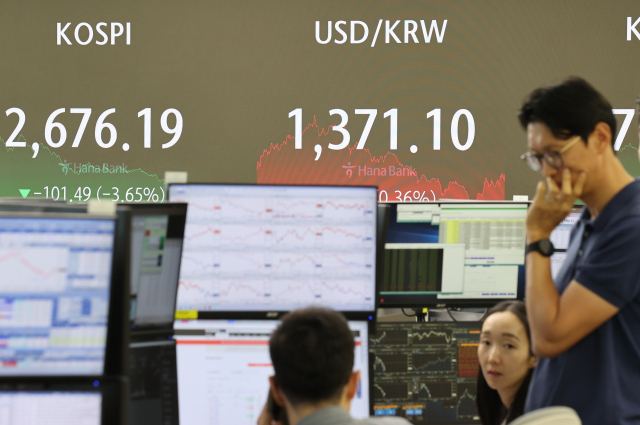 2일 미국발 경기 침체 우려와 기술주 하락의 여파로 코스피지수가 두 달 만에 2700선 아래로 주저앉았다. 이날 코스피지수는 전 거래일 대비 101.49포인트(3.65%) 내린 2676.19, 코스닥지수는 34.20포인트(4.20%) 떨어진 779.33에 거래를 마쳤다.이날 서울 중구 하나은행 본점 딜링룸에서 직원들이 업무를 보고 있다. 연합뉴스