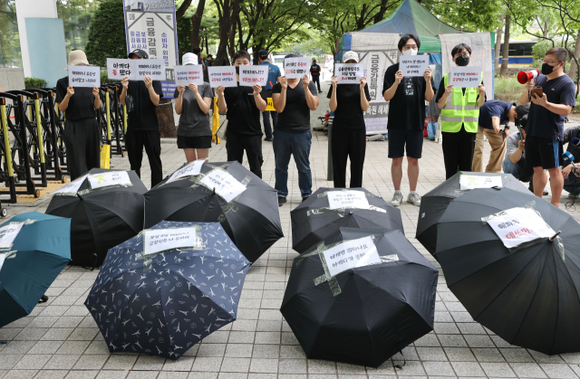 티몬·위메프 사태가 불거진 뒤 해피머니 상품권 사용이 불가능해지자 지난 2일 서울 영등포구 금융감독원 앞에서 해피머니 상품권 구매 시민들이 환불 및 구제 대책을 촉구하는 집회를 개최하고 있다. 연합뉴스