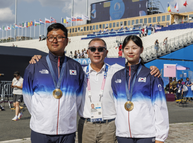 2일(현지시간) 프랑스 파리 레쟁발리드에서 열린 2024 파리올림픽 양궁 혼성 단체 독일과 결승전에서 승리해 금메달을 획득한 임시현과 김우진이 경기장에 응원온 정의선 현대차 회장에게 격려를 받은 뒤 기념 촬영을 하고 있다. 연합뉴스