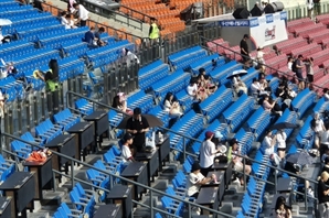 폭염경보 속 프로야구 경기…‘탈진 우려’ 선수·관중 어쩌나