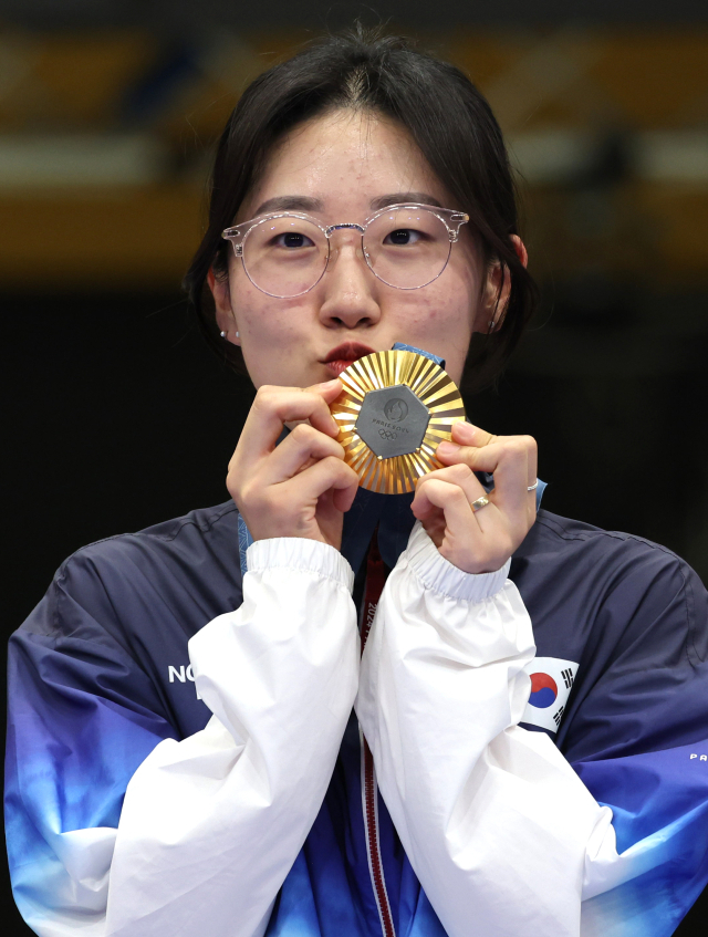 3일(현지 시간) 프랑스 샤토루 국립사격센터에서 열린 2024파리올림픽 25ｍ 권총 결선에서 금메달을 딴 사격대표 양지인이 시상식에서 메달에 입을 맞추고 있다. 샤토루=성형주 기자