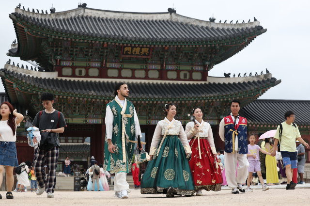 서울 종로구 경복궁을 찾은 외국인 관광객들이 ‘한복’을 입고 있다. 연합뉴스