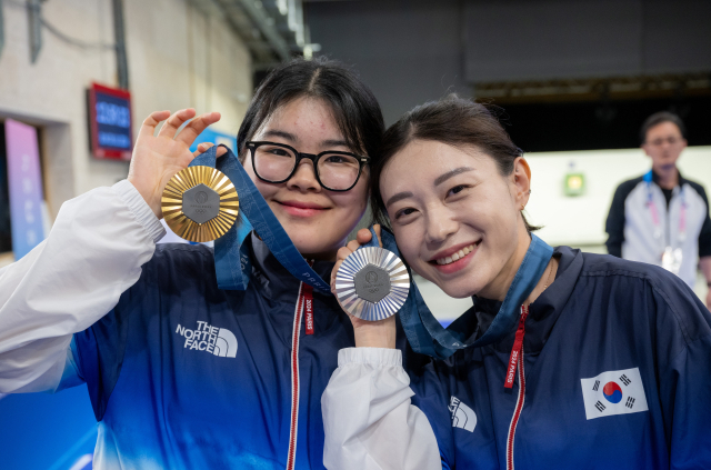 28일(현지시간) 프랑스 샤토루 CNTS 사격장에서 열린 2024파리올림픽 사격 여자 10m 공기권총 시상식에서 금, 은메달을 획득한 오예진과(왼쪽) 김예지가 메달을 들어 보이고 있다. 파리=성형주 기자