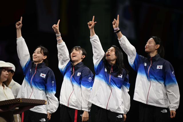 펜싱 여자 사브르 대표팀의 윤지수(왼쪽부터), 전하영, 전은혜, 최세빈이 3일 파리 올림픽 단체전 은메달을 딴 뒤 세리머니를 펼치고 있다. 파리=성형주 기자