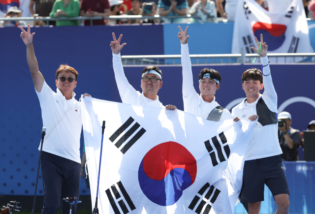 막내도 해냈다…김우진·이우석·김제덕, 전원 男 양궁 개인전 8강행