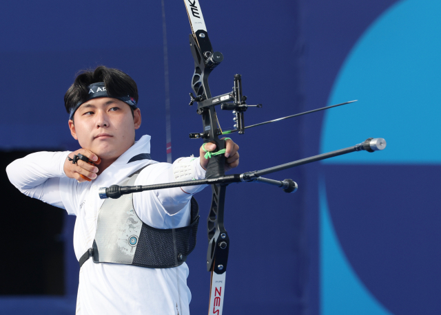 4일(현지시간) 프랑스 파리 레쟁발리드에서 열린 2024 파리올림픽 양궁 남자 개인전 중국의 왕옌과의 16강에서 한국 이우석이 과녁을 조준하고 있다. 연합뉴스