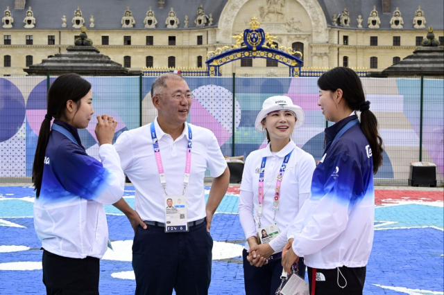 정의선 현대차그룹 회장이 3일(현지시간) 파리 대회 여자 양궁 개인전 시상식 직후 남수현(왼쪽 첫째), 전훈영(오른쪽 둘째), 임시현(오른쪽 첫째) 등 국가대표 선수들을 만나 격려하고 있다. 사진제공=대한양궁협회