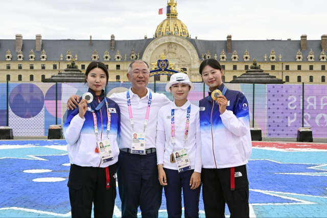 정의선 현대차그룹 회장이 3일(현지시간) 양궁 여자 개인전 시상식 후 남수현(왼쪽), 전훈영(가운데), 임시현(오른쪽)과 기념 촬영을 하고 있다. 사진제공=대한양궁협회