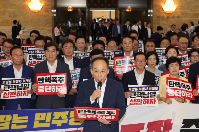 추경호 국민의힘 원내대표가 1일 국회 로텐더홀에서 야당의 이진숙 방송통신위원장 탄핵안 발의와 '노란봉투법' 본회의 상정 등을 규탄하고 있다. 연합뉴스