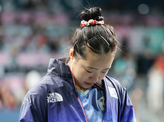 신유빈이 3일(한국시간) 프랑스 파리 사우스 파리 아레나 4에서 열린 탁구 여자 단식 동메달 결정전에서 일본 하야타 히나에게 패배한 후 경기장을 나서고 있다. 뉴스1