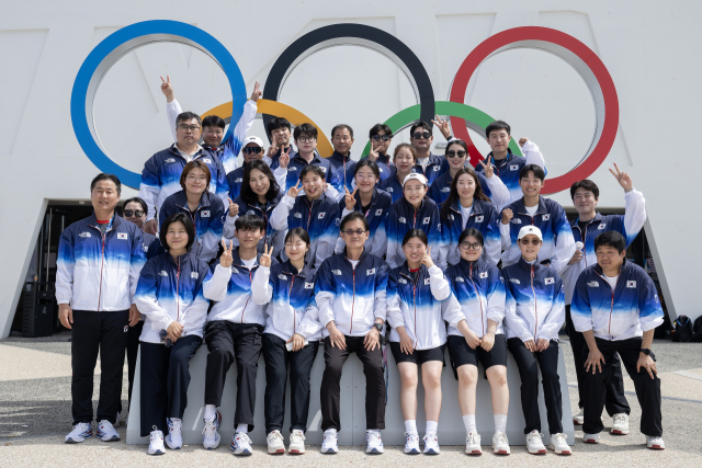 한국 하계올림픽 ‘100번째’ 금메달 반효진, ‘깜짝’ 금메달 오예진, ‘은빛 총성’ 김예지, ‘동갑내기’ 은메달 박하준과 금지현을 비롯한 사격 대한민국 대표팀 선수들이 장갑석 총감독, 코치진과 함께 지난달 30일 프랑스 샤토루CNTS 사격장 오륜 조형물 앞에서 기념 촬영을 하고 있다. 샤토루=성형주 기자