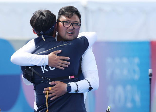 4일(현지시간) 프랑스 파리 레쟁발리드에서 열린 2024 파리올림픽 양궁 남자 개인전 준결승전에서 승리한 한국 김우진이 이우석과 포옹하고 있다. 연합뉴스