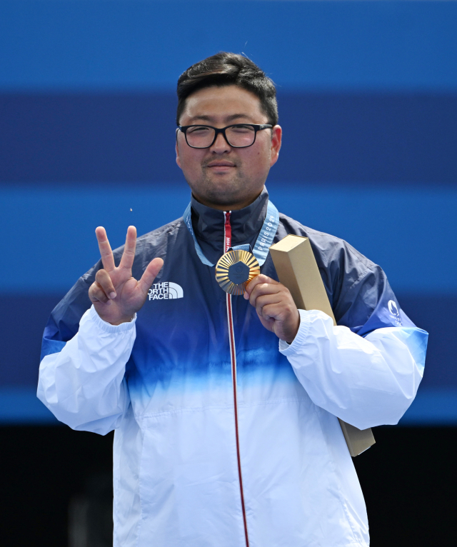 김우진이 4일(현지시간) 프랑스 파리 앵발리드에서 열린 2024파리올림픽 양궁 남자 개인 결승 미국 브래디 엘리슨과 경기에서 금메달을 따고 시상식에서 세리머니를 하고 있다. 파리=성형주 기자