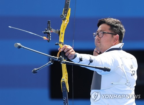 4일(현지시간) 프랑스 파리 레쟁발리드에서 열린 2024 파리올림픽 양궁 남자 개인전 미국의 브레이디 엘리슨과의 결승전에서 한국 김우진이 활시위를 놓고 있다.연합뉴스