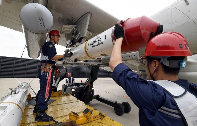 해군 무장사들이 P-3C 해상초계기에 AGM-84 하푼 공대함미사일을 장착하고 있다. 사진 제공=국방일보