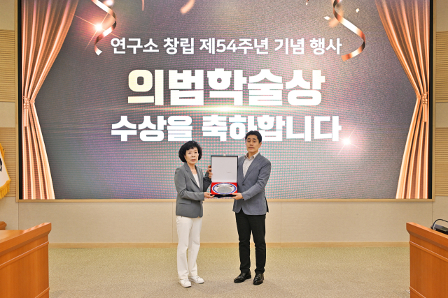 창립 54주년을 맞아 국방과학연구소가 ‘의범학술상’ 수상자로 양자 과학자인 이수용 선임연구원을 선정했다. 사진 제공=국방과학연구소