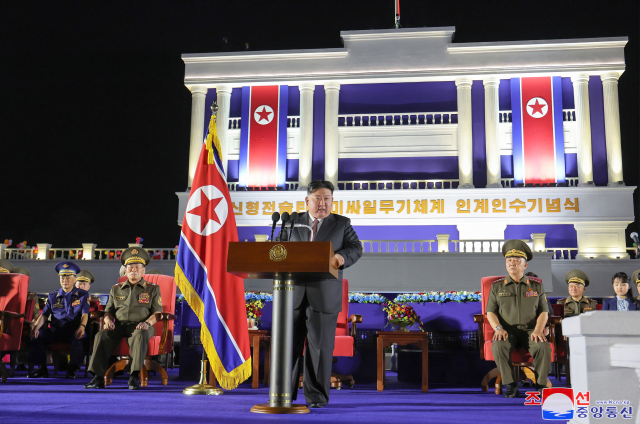 김정은(가운데) 북한 국무위원장이 4일 평양에서 열린 신형 전술탄도미사일 발사대 인도식에서 연설하고 있다. 김 위원장의 딸 김주애(오른쪽)도 행사에 참석했다. 북한 매체에 김주애가 포착된 것은 약 3개월 만이다. 연합뉴스