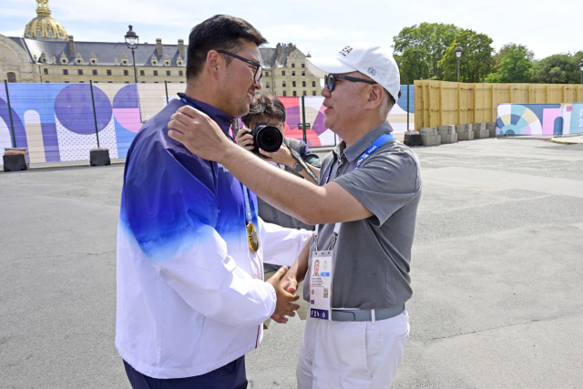 정의선(오른쪽) 현대차그룹 회장이 지난 4일(현지시간) 파리 올림픽 대회에서 남자단체·혼성·남자개인 등 양궁 3관왕에 오른 김우진 선수를 축하하고 있다. 사진제공=대한양궁협회