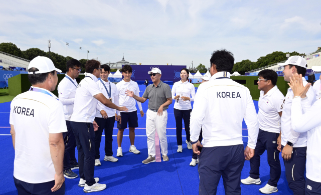 정의선(가운데) 현대차그룹 회장이 대한민국 양궁 국가대표팀이 파리 대회에서 전 종목 석권한 지난 4일(현지시간) 국가대표팀 선수 및 코칭스태프를 격려하고 있다. 사진제공=대한양궁협회