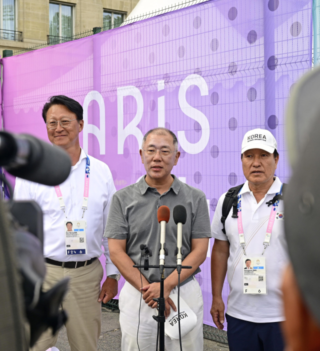 정의선(가운데) 현대차그룹 회장이 4일(현지시간) 파리 올림픽 대회 양궁 남자 개인전 시상이 끝난 후 기자들과 만나 인터뷰를 하고 있다. 사진제공=대한양궁협회