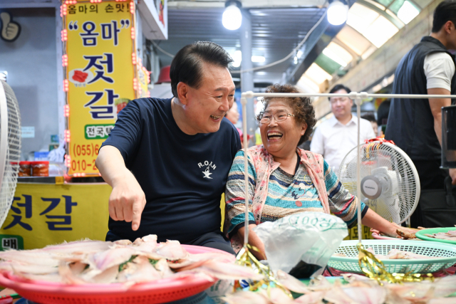 尹, 휴가 첫날 통영 수산시장 찾아 한 말이…“폭염 대책 점검하라”