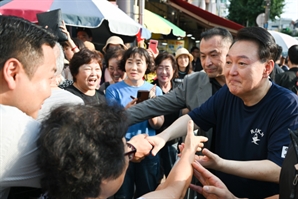 해군 티셔츠 입고 전통시장 찾은 尹…오늘 軍부대 찾아 격려