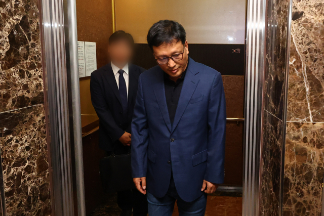 구영배 큐텐그룹 대표가 지난 1일 검찰의 자택 압수수색 협조를 위해 자택에 도착하고 있다. 연합뉴스