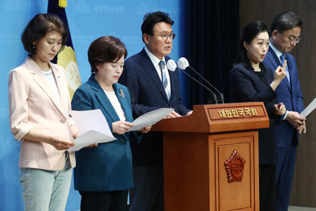 황운하 원내대표를 비롯한 조국혁신당 의원들이 6일 오전 서울 여의도 국회 소통관에서 기자회견을 열고 채해병 순직 사건 수사 외압 진상규명을 위한 국정조사 개최를 촉구하고 있다. 뉴스1