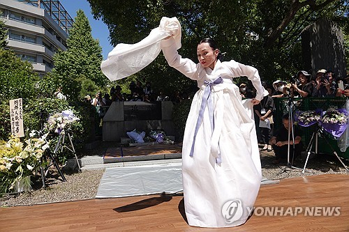 지난해 9월 1일 도쿄 스미다구에 있는 요코아미초 공원에서는 1923년 일본 도쿄를 비롯한 수도권 일대를 강타한 간토(關東)대지진 당시 학살된 조선인들을 추모하기 위한 위령 행사가 열렸다. 재일 한국인 무용가 김순자 씨가 한복을 입고 나와 100년 전 희생된 조선인의 넋을 위로하는 진혼무를 선보이고 있다. 연합뉴스