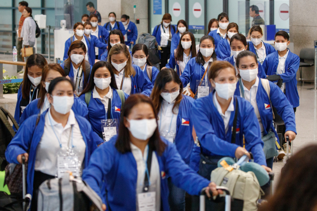 '필리핀 이모님' 입국했지만…설거지는 되고 요리는 안 된다? '일 범위 논란' 여전