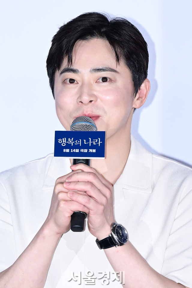 배우 조정석이 6일 오후 서울 용산구 CGV 용산아이파크몰에서 진행된 영화 ‘행복의 나라’(감독 추창민) 언론배급시사회 및 기자간담회에서 소감을 말하고 있다. 김규빈 기자 2024.08.06