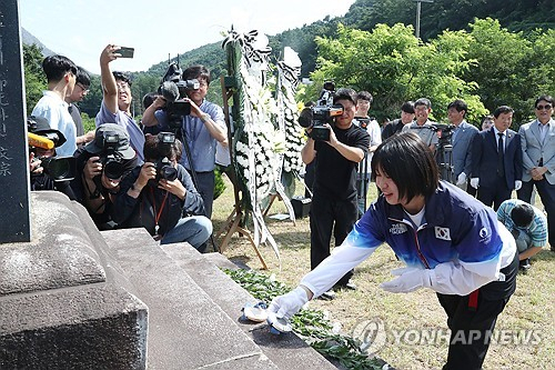 2024 파리올림픽 유도 여자 57kg급에서 은메달, 혼성 단체전에서 동메달을 딴 허미미 선수가 6일 오전 대구 군위군 삼국유사면 화수리에 조성된 독립운동가이자 현조부인 허석 지사의 기적비를 찾아 참배하고 올림픽 메달을 올려놓고 있다. 연합뉴스