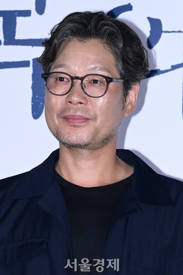 배우 유재명이 6일 오후 서울 용산구 CGV 용산아이파크몰에서 진행된 영화 ‘행복의 나라’(감독 추창민) 언론배급시사회 및 기자간담회에서 포즈를 취하고 있다. 김규빈 기자 2024.08.06