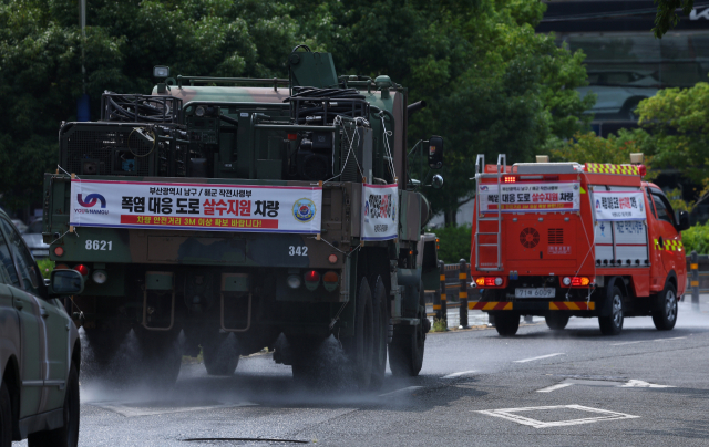 6일 부산 남구의 한 도로에서 해군작전사령부 K-10 제독차가 아스팔트 열기를 식히기 위해 살수차로 운용되고 있다. 연합뉴스